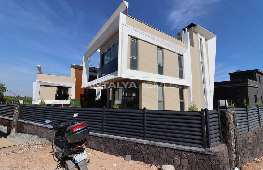 Mersin Mezitli'de Deniz ve Şehir Manzaralı Lüks Villalar 6