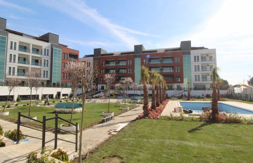 Apartments in a Complex with Great Facilities in Istanbul 1