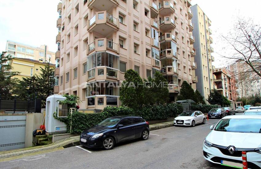 Resale Flat in a Complex with Swimming Pool in Istanbul