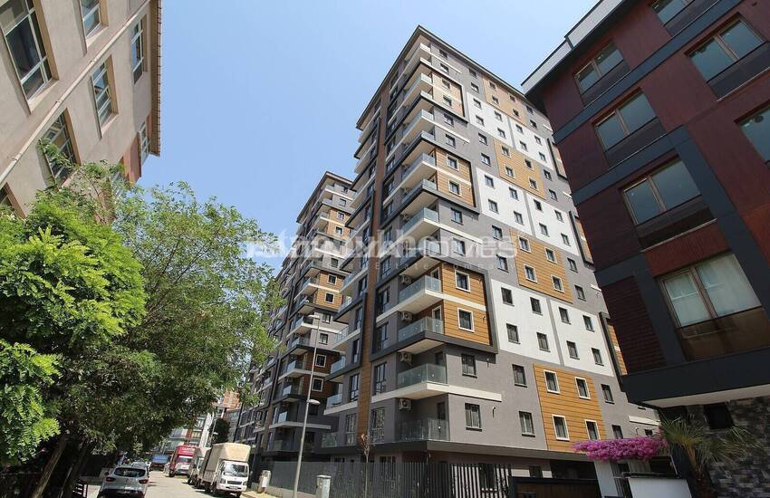 آپارتمان های بزرگ در نزدیکی دریاچه کوچوک چکمجه در استانبول