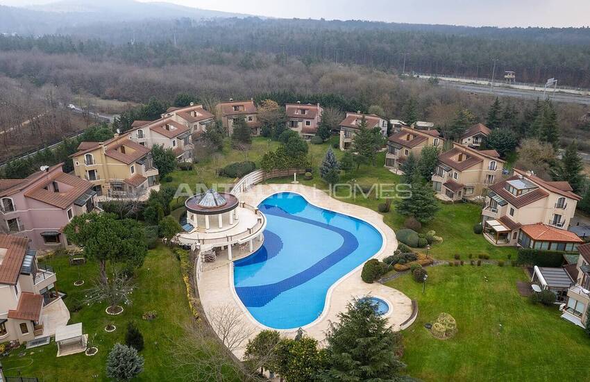 Spacious Triplex Villa in a Complex with Pool in Cekmekoy