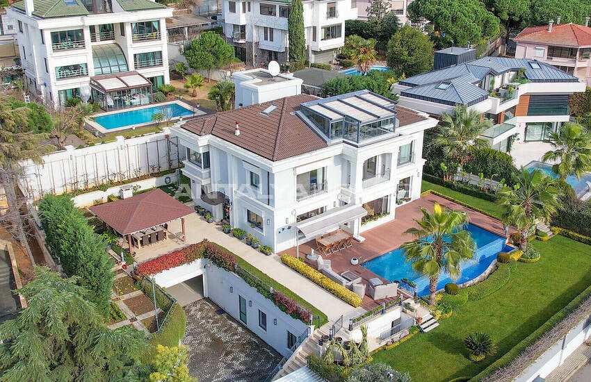 Sea View House with 4 Floors and Lift in Istanbul Kartal