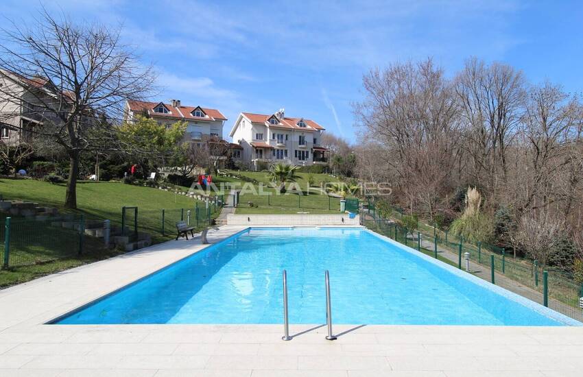 Spacious Semi-detached House with Pool in Zekeriyakoy, Istanbul