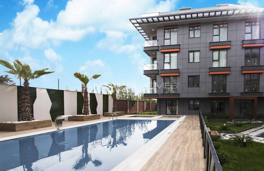 Furnished 2+1 Apartment by the Pool in Beylikduzu Istanbul