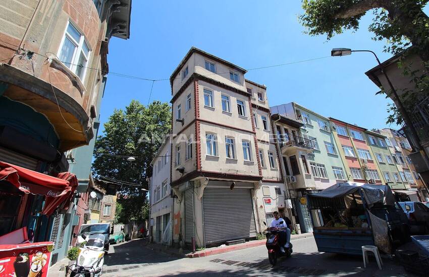 İstanbul Fatih'te Giriş Katı Dükkanlı Komple Satılık Bina