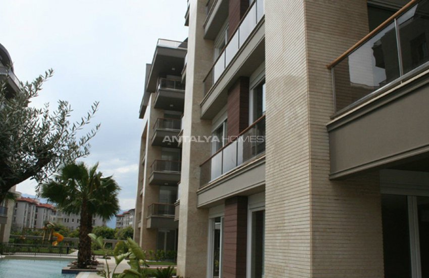 Uluç Mahallesinde Yüzme Havuzlu Site İçinde Lüks Daireler 13