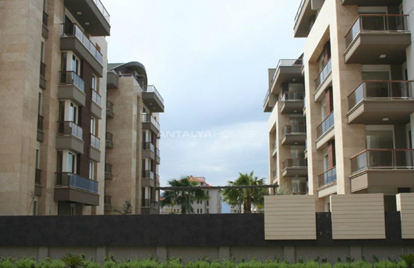 Uluç Mahallesinde Yüzme Havuzlu Site İçinde Lüks Daireler 3