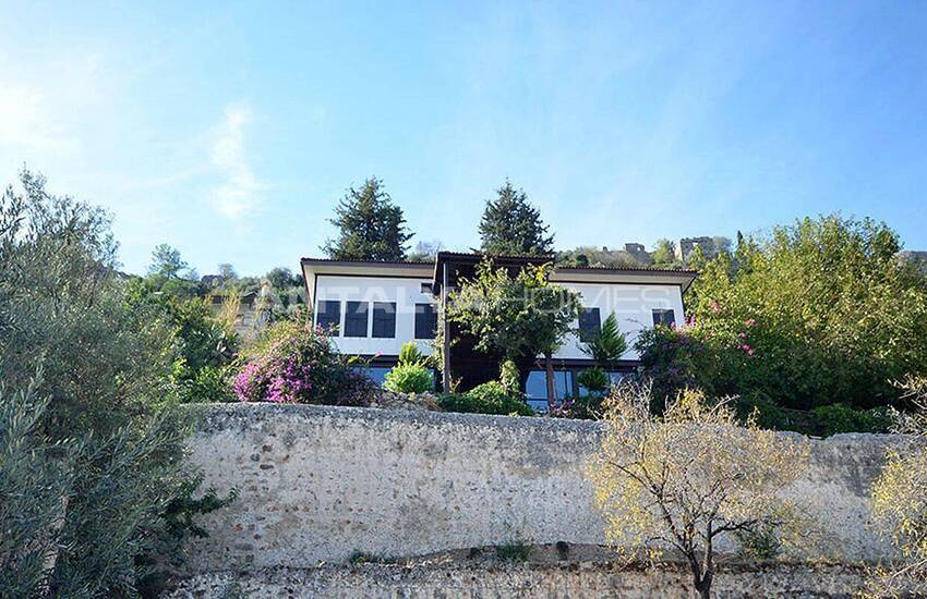 عمارت تاریخی در داخل دیوارهای قلعه ی آلانیا 1