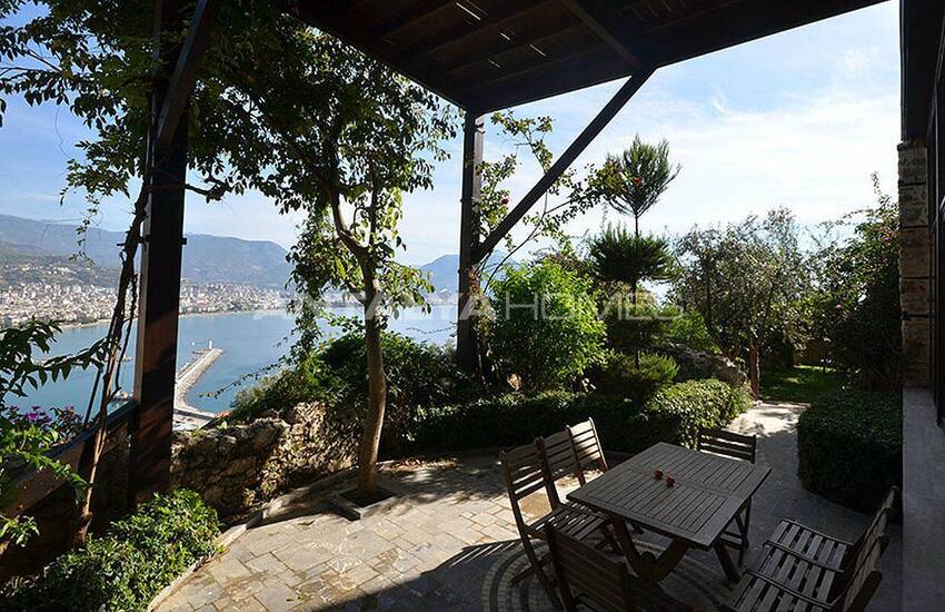 عمارت تاریخی در داخل دیوارهای قلعه ی آلانیا 3