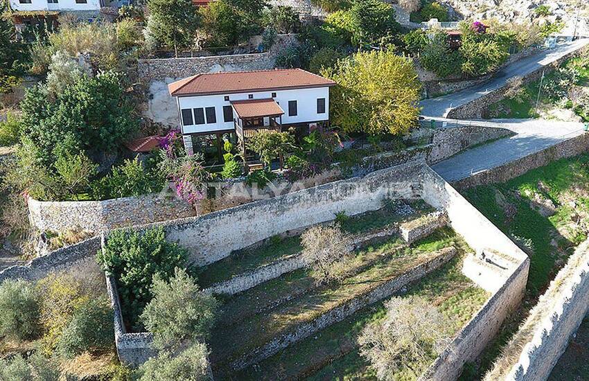 عمارت تاریخی در داخل دیوارهای قلعه ی آلانیا 6