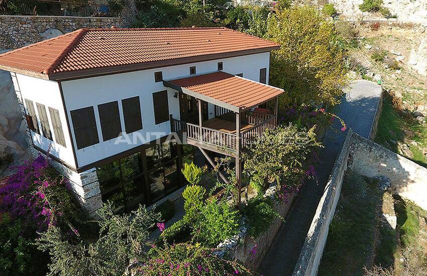 عمارت تاریخی در داخل دیوارهای قلعه ی آلانیا 7