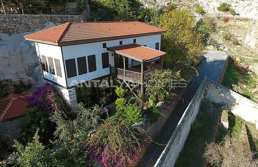 عمارت تاریخی در داخل دیوارهای قلعه ی آلانیا 4