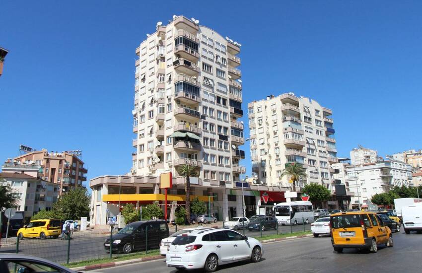 Renoverad Rymlig Lägenhet Till Salu I Konyaaltı Antalya