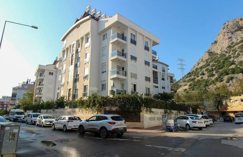 Renoverad Lägenhet I 2 Plan Med Separat Kök I Konyaaltı