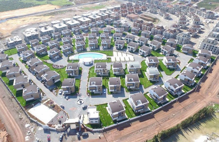 Döşemealtı'nda Site İçinde Bahçeli Müstakil Villalar 3