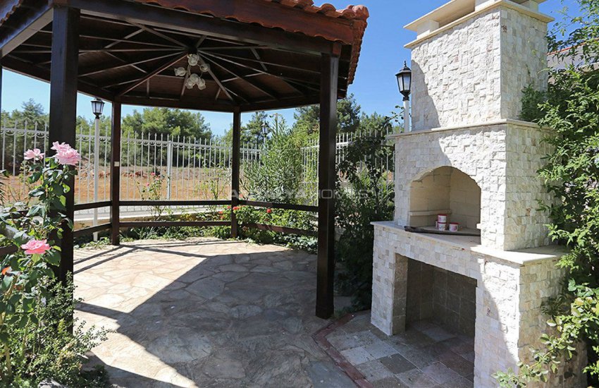 منزل حجري محاط بغابات الصنوبر الأحمر في أنطاليا دوشمالتي 11