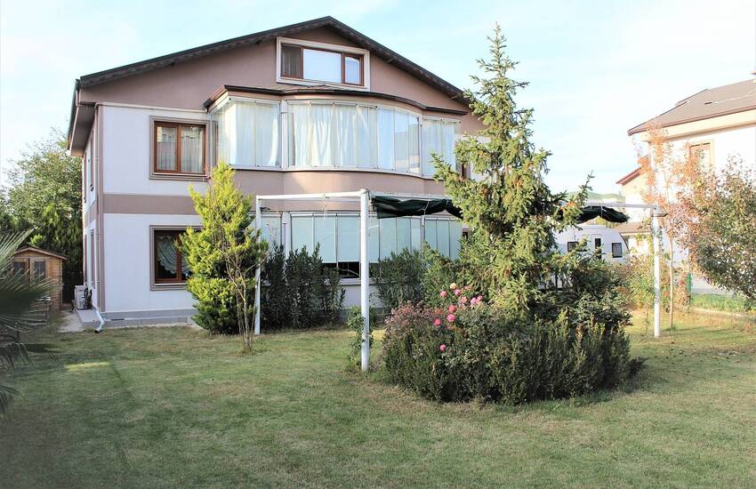 Centrally-located Affordable House with Large Garden in Bursa 1