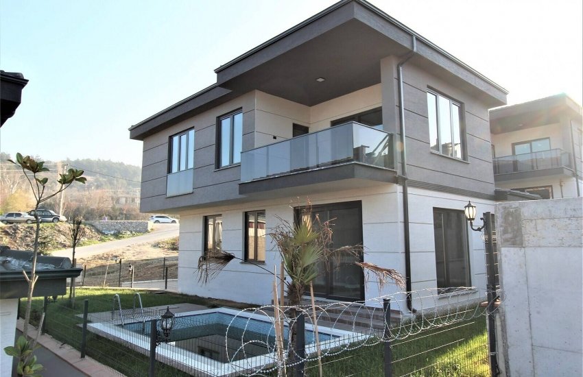 Spacious Villa with Private Pool Near Highway in Bursa Nilufer