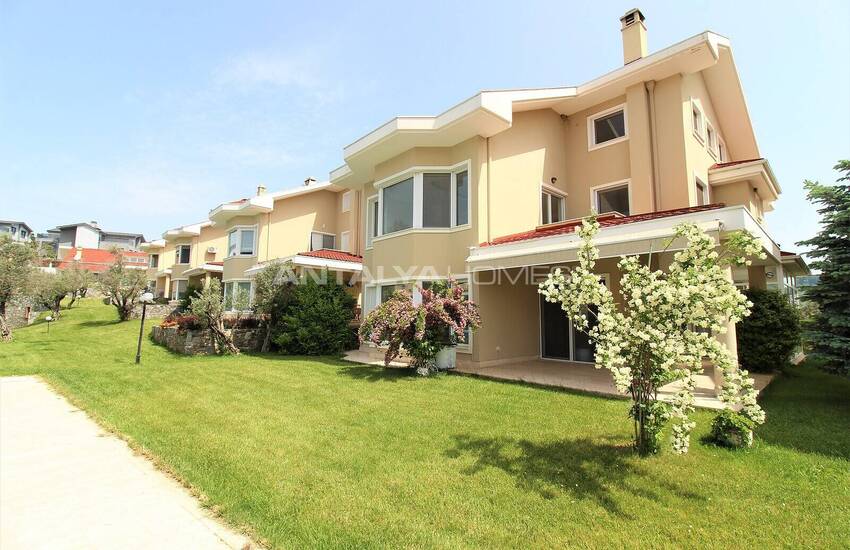 Triplex Villa with a Private Garden in Bursa Mudanya 1