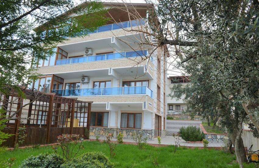 Modern Building Within Walking Distance to the Sea in Yalova Center