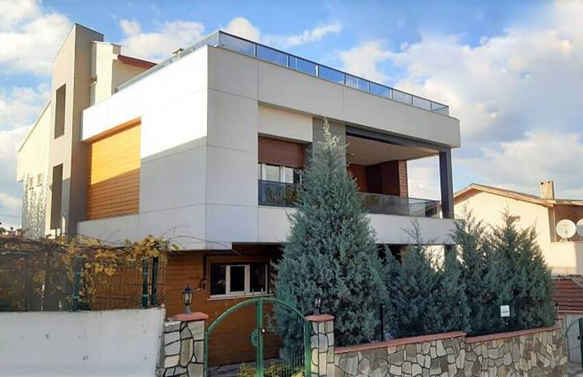 خانه مستقل با طراحی مدرن و با منظره دریا در یالووا