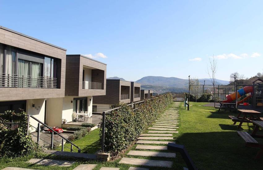 Triplex House in Complex with Pool and Security in Yalova