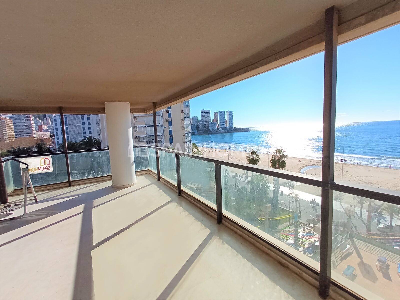 Benidorm Alicante'de Sahile Sıfır Satılık Geniş Şık Daire