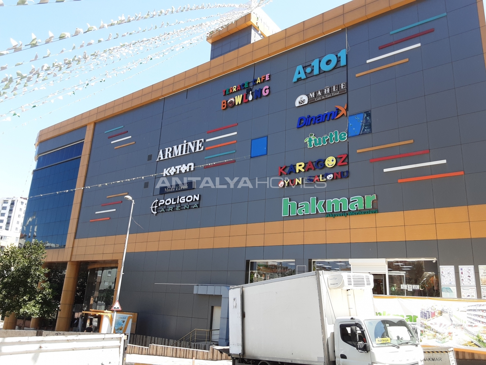 Commercial Real Estate within a Shopping Mall in Istanbul