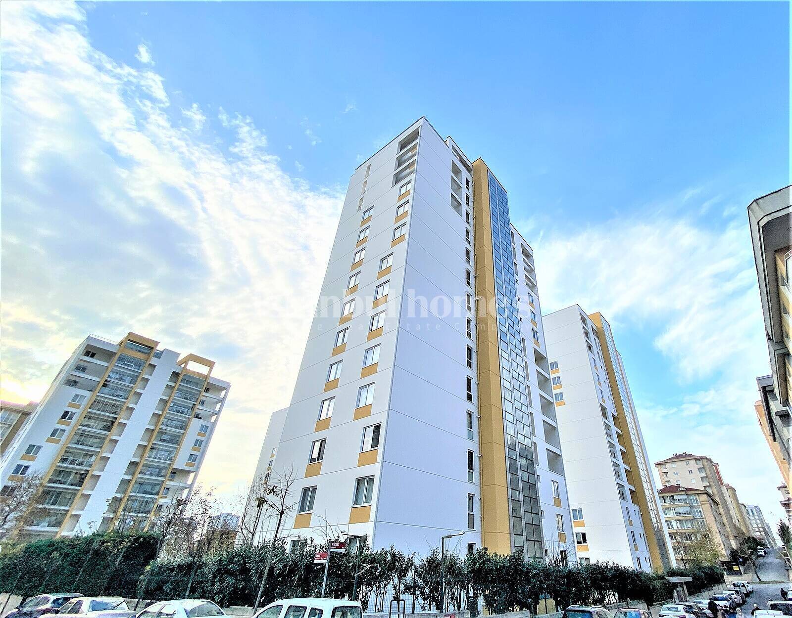 Apartment with Private Garden in Complex in Istanbul Umraniye