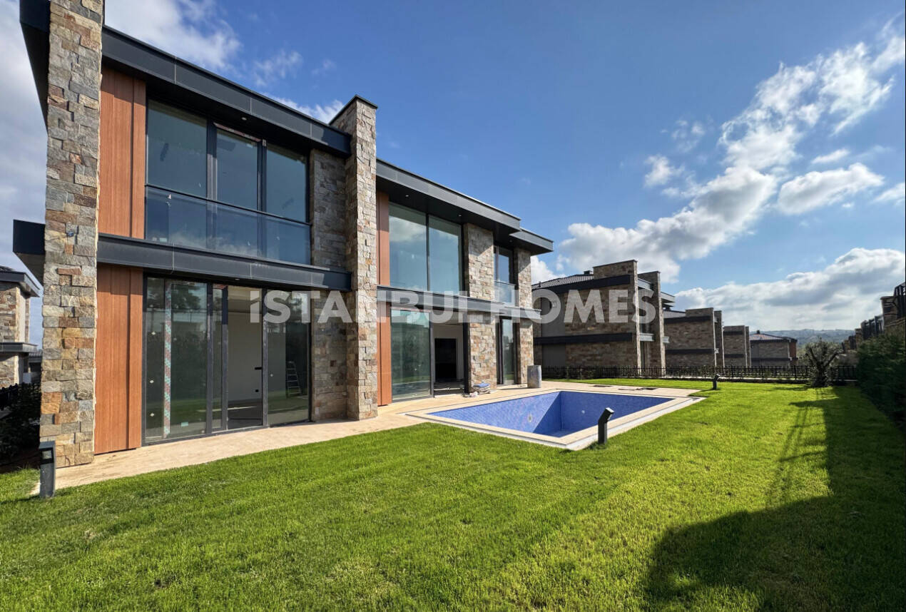 Triplex Homes for Sale in a Gated Community in Tuzla, İstanbul