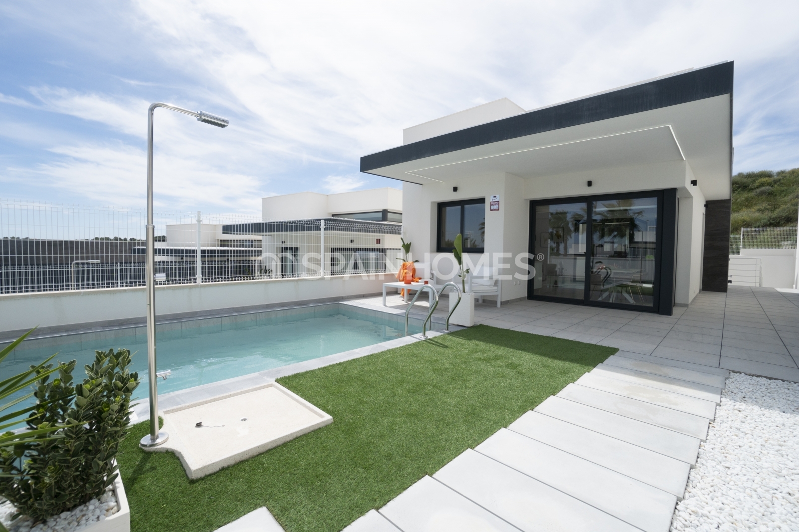 Modern Turnkey Villas with Pool in San Miguel de Salinas, Alicante