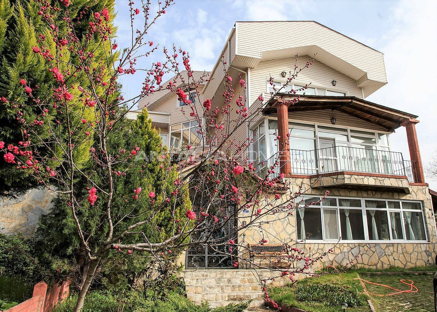 Spacious Villa for Sale in Bursa with a Private Garden