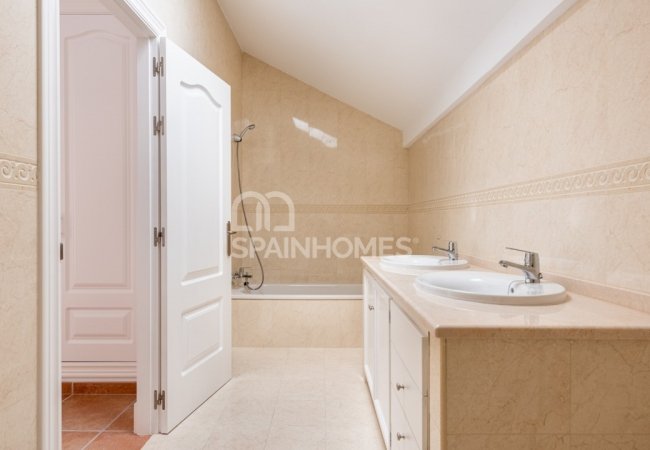 Benahavís'te Doğa İle İç İçe Taşınmaya Hazır Konforlu Evler 16