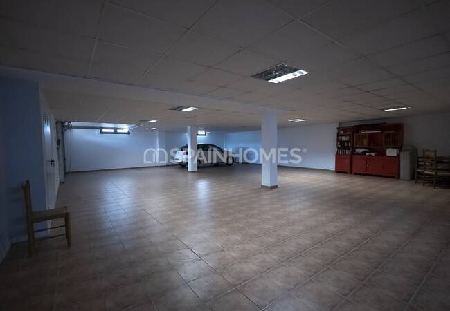 Stylish House with Luxurious and Spacious Design in Albacete 41