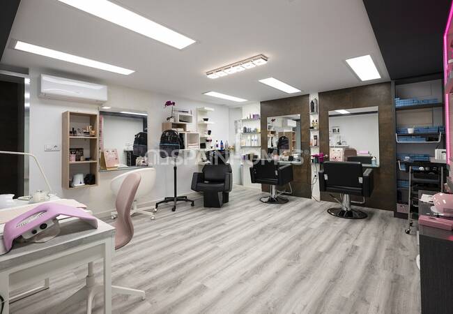 Stylish House with Luxurious and Spacious Design in Albacete 43