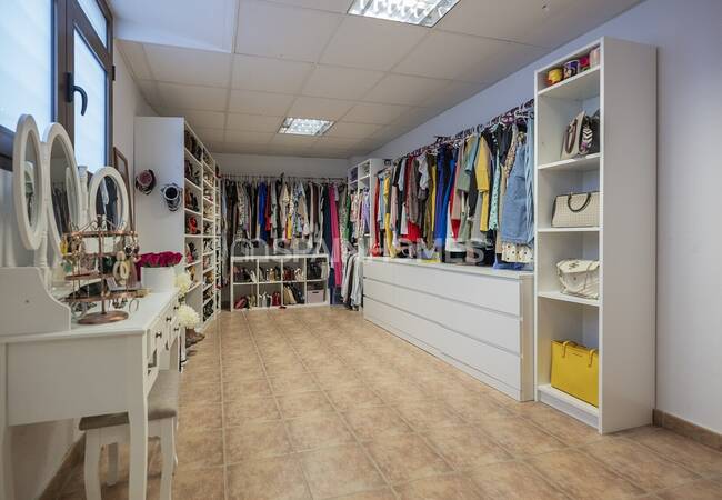 Stylish House with Luxurious and Spacious Design in Albacete 46