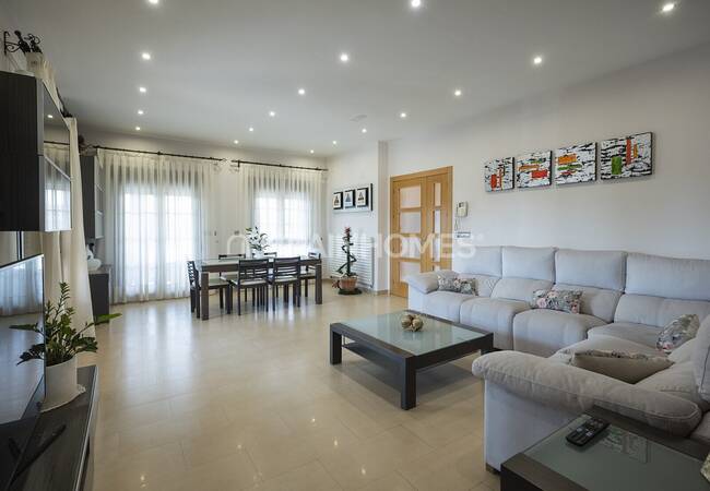 Stylish House with Luxurious and Spacious Design in Albacete 53