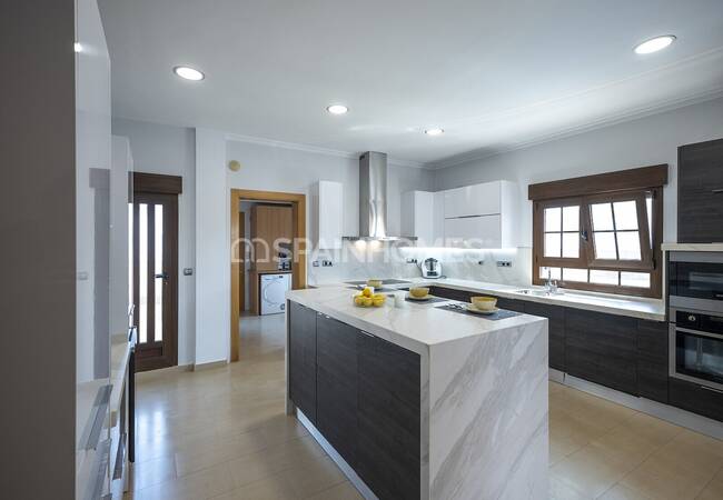 Stylish House with Luxurious and Spacious Design in Albacete 54