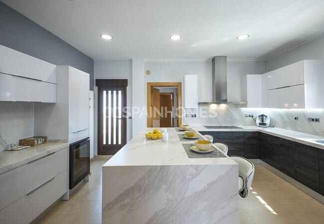 Stylish House with Luxurious and Spacious Design in Albacete 55