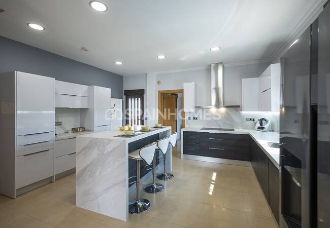 Stylish House with Luxurious and Spacious Design in Albacete 56