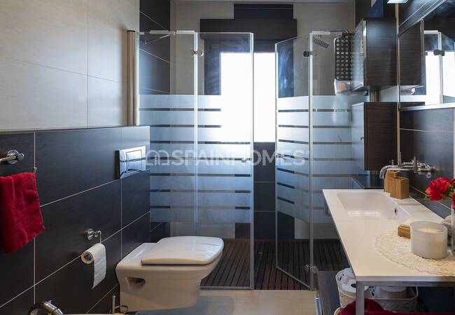 Stylish House with Luxurious and Spacious Design in Albacete 61