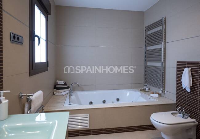 Stylish House with Luxurious and Spacious Design in Albacete 36