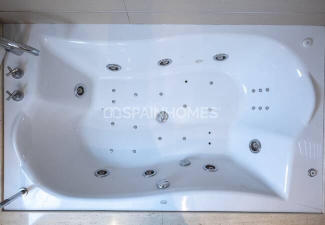 Stylish House with Luxurious and Spacious Design in Albacete 37