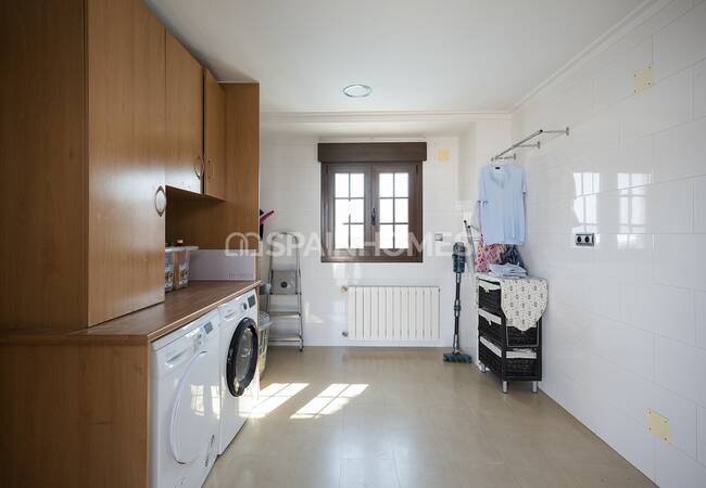 Stylish House with Luxurious and Spacious Design in Albacete 38