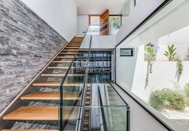 Málaga Benahavís'da Modern ve Lüks Tasarımlı Villalar 20