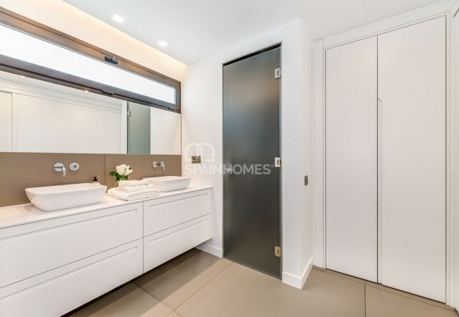 Málaga Benahavís'da Modern ve Lüks Tasarımlı Villalar 17