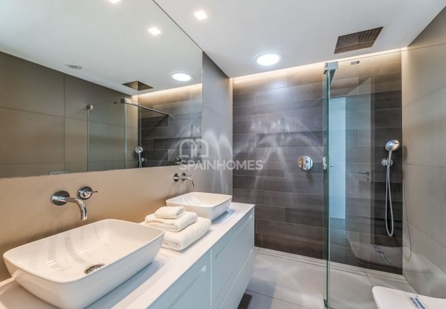 Málaga Benahavís'da Modern ve Lüks Tasarımlı Villalar 28