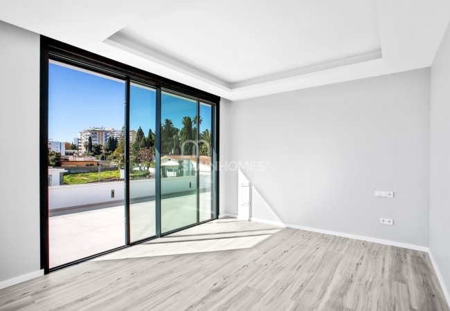 Benalmádena'da Modern Tasarımlı Özel Yüzme Havuzlu Ev 29