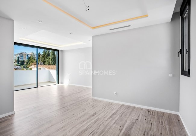 Benalmádena'da Modern Tasarımlı Özel Yüzme Havuzlu Ev 34