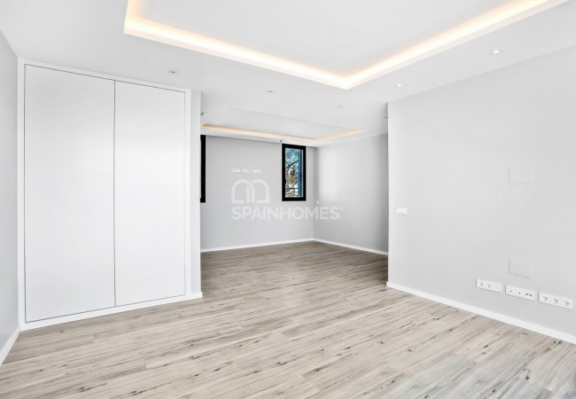 Benalmádena'da Modern Tasarımlı Özel Yüzme Havuzlu Ev 36
